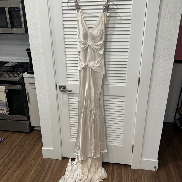 Vera Wang Old Hollywood Glam satin wedding dress - Picture 11 of 16